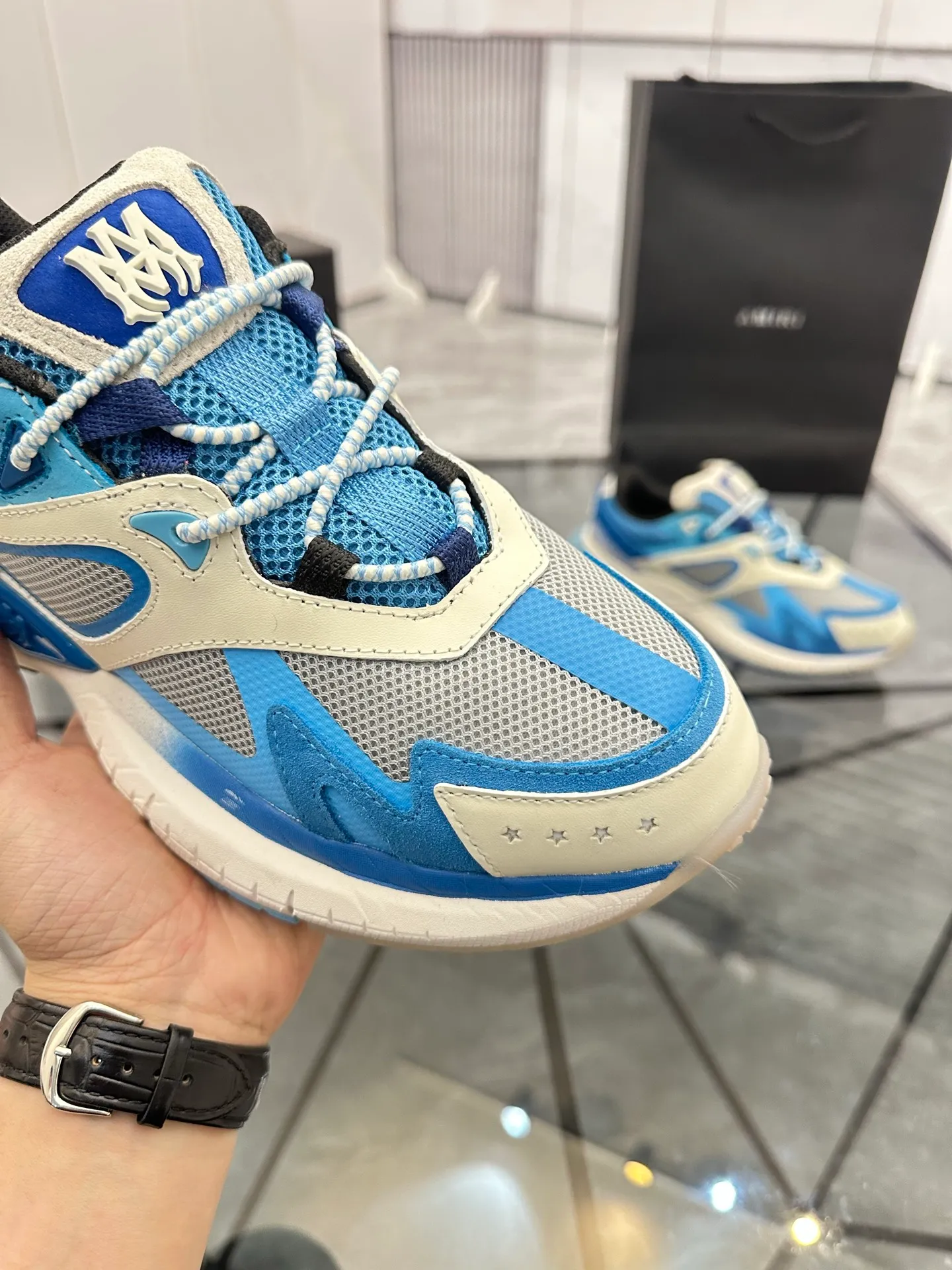 Men's shoes: 💰P720¥ Guangzhou top quality Product trademark: AMIRI* "Amir*" low-top casual shoes Regular size: 39-44 (can be customized to 45) Product materials: upper imported first-layer cowhide stitching original material, breathable lining, original outsole. Number: 525